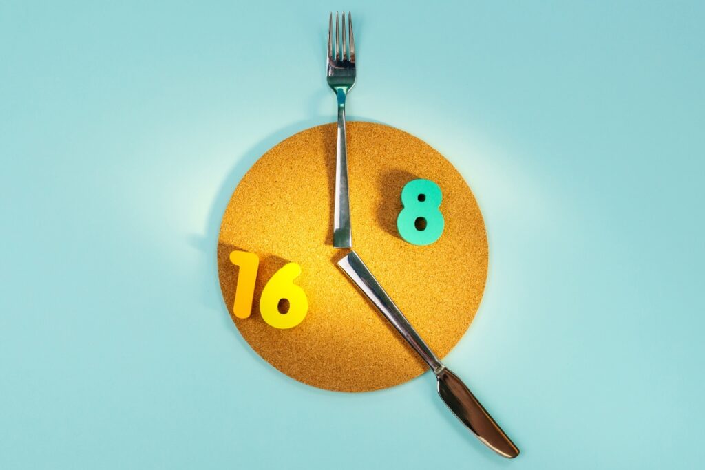 image of clock with fork and spoon and 6 and 8 numbers weight loss success