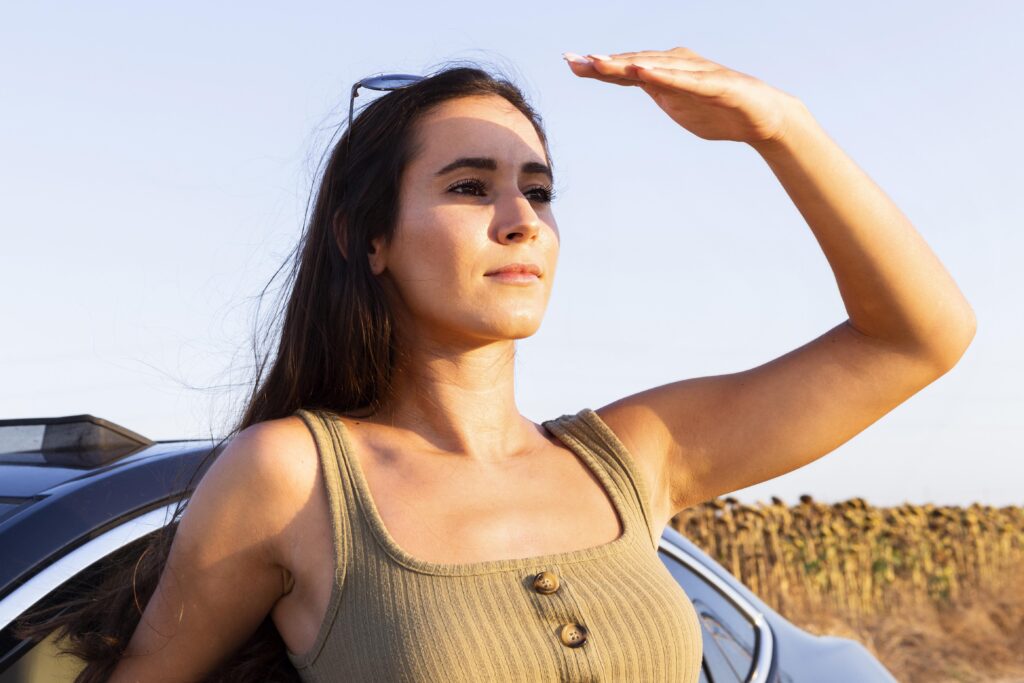 woman-looking-sun-while-enjoying-nature